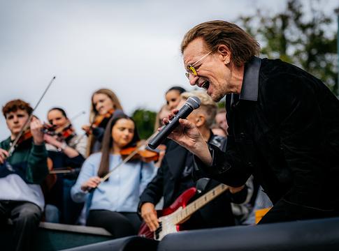 Ötven év után visszatért egykori iskolájába a U2