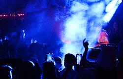 Világítási berendezés zuhant a tömegbe Max Dean fellépésén Buenos Airesben