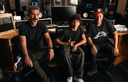 Tom Morello Serj Tankiannel és 15 éves fiával hozta ki az Adjourn It-et