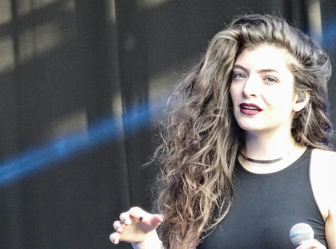 Lorde kiakadt a Spotify AI-funkciójára: „Hadd dönthessenek erről a művészek”