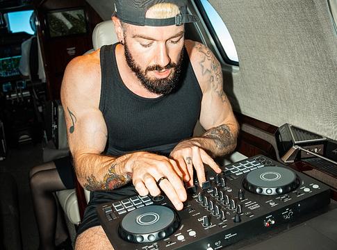 James Hype megépítette a 16 deckes DJ-pultját
