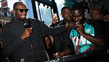 Usain Bolt beugrott DJ AG mellé a pultba a London Marathon pop-upján