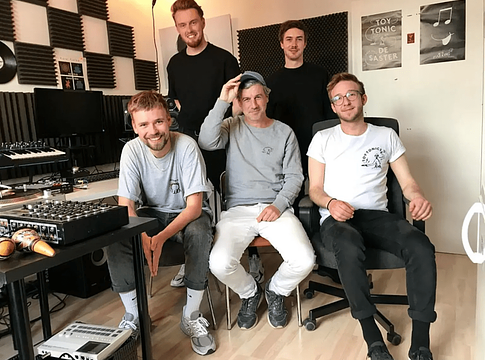 Toy Tonics Kollektíva DokumentumfilmMegérkezett a Toy Tonics dokumentumfilm: kötelező darab a modern klubkultúra rajongóinak