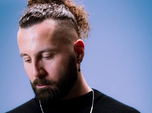 Elderbrook újragondolta a Bette Davis Eyes klasszikusát