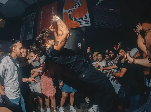 Tánczene kaotikus öröme Yushy lencséjén át: újra megjelenik a Rave to the Grave