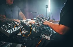 Hibrid live technó: Drumcomplex és Frank Sonic modulár–DJ rendszere egy órán ketyeg