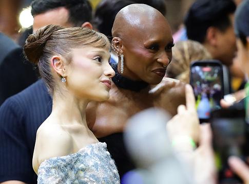 Váratlan incidens zavarta meg a Wicked: For Good szingapúri premierjét