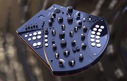 Clank Uranograph – futurisztikus mikrotonális szintetizátor beépített looperrel