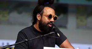 Reggie Watts-t levették fesztiválokról, a Comedy Bang Bang is cserélte a főcímdalát