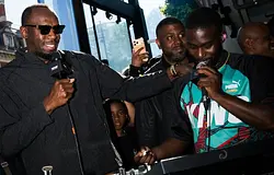 Usain Bolt beugrott DJ AG mellé a pultba a London Marathon pop-upján
