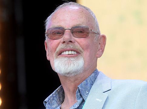 ‘Whispering’ Bob Harris 56 év után otthagyja a BBC Radio 2-t egészségügyi okok miatt