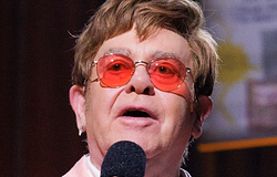 Elton John hologramshow-val tér vissza Las Vegasba