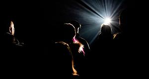 Visszatér Londonba az „in the dark”: koncert teljes sötétségben, újraértelmezett hallgatással