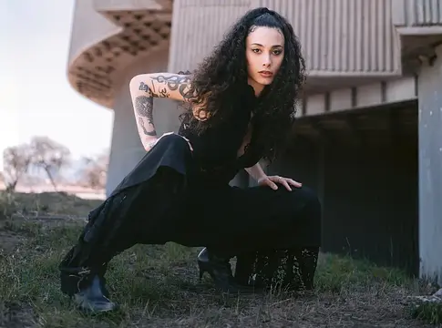 La Bad Curly sivatagi techno-világot épít a Nuevo Oeste single-lel