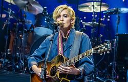 Brandi Carlile 2027-re halasztotta brit és európai turnéját