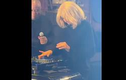 Brigitte Macron DJ-pult mögött: jótékonysági meglepetés Franciaország First Ladyjétől