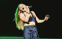 Becky Hill nekiment Jack Whitehallnak a „Wetherspoons Whitney” poén miatt