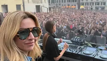 Genova polgármestere Charlotte de Witte előtt bulizott a főtéren