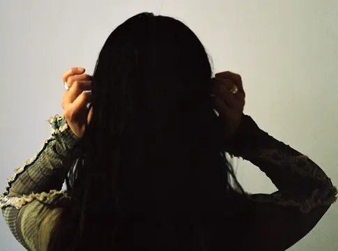 Jennifer Loveless az idő rétegeit bontja ki első albumán