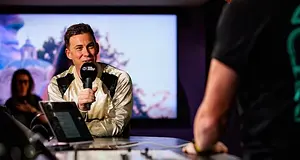 Hardwell Avicii előtt tisztelgett a Tomorrowlanden, Avicii turnédzsekijét viselte