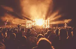 FACTOR 1,5 millió dolláros élőzenei keretet jelentett be a kanadai fesztivállemondások közepette