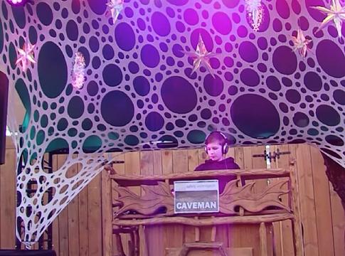 DJ Caveman: a 11 éves techno-tehetség, aki meghódította a Nikolausdorfot