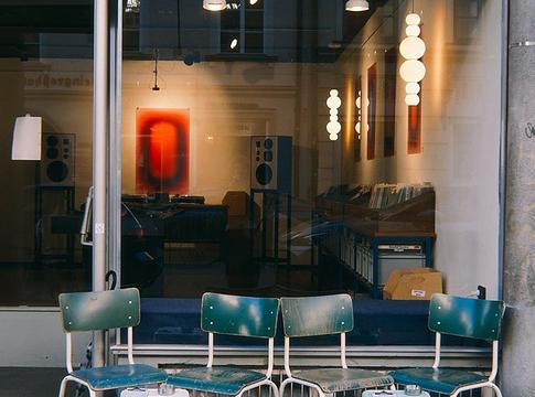 Vinyl és közösség: új fejezetet nyit a müncheni Riviera Records