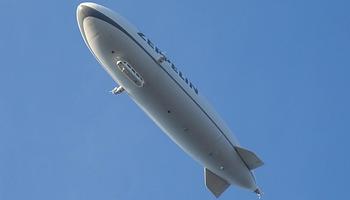 Alle Farben egy Zeppelin fedélzetén játszik DJ-szettet Köln felett