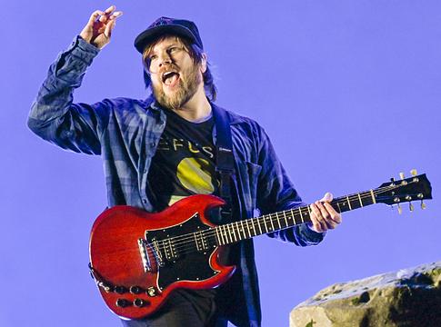 Patrick Stump visszatért hardcore gyökereihez a Weekend Nachos oldalán