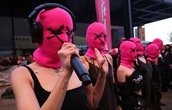 Oroszországban elítélték a Pussy Riot öt tagját háborúellenes akcióik miatt