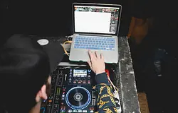 Az AI már segít a DJ-knek, de a pult mögött továbbra is az ember dönt