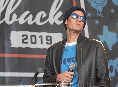 Mike D ritka szólókoncerteket jelentett be a fiaival adott meglepetés után