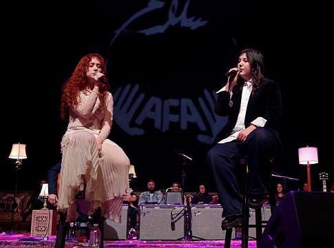 Lucy Dacus és Chappell Roan közösen lépett fel Mustafa jótékonysági koncertjén Los Angelesben