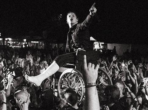 Yungblud törött lábbal, kerekesszékből vetette magát a közönségbe
