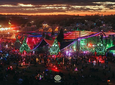 Két haláleset után idő előtt lezárták az Ozora Festival zenei programját