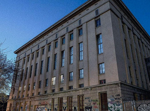 DJ összeesik fellépés közben a Berghainban, majd visszatér és befejezi a műsort
