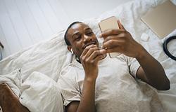 A „goodnight bro” TikTok-trend többről szól, mint egy poén – a férfiak érzelmi ébredését látjuk