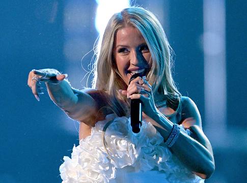 Ellie Goulding lép fel a vb-negyeddöntő félidejében