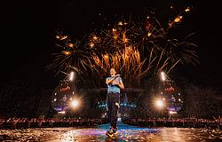 Simon Pegg tamburinnal állt színpadra a Coldplay londoni koncertjén