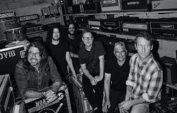 Foo Fighters: punkos új dalon feszegeti a survivor bűntudatát – itt az Of All People