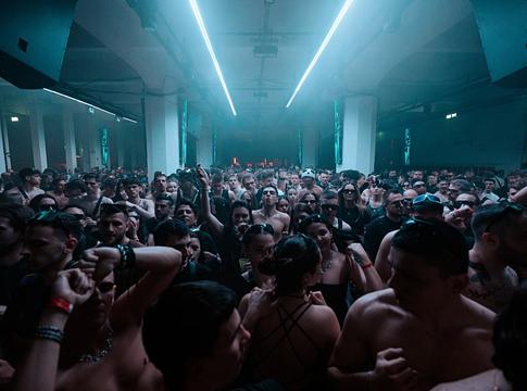 Nyomás alatt a magyar klubkultúra: bezárások és tiltakozások az éjszakai életben