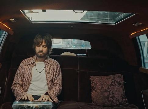 Kevin Parker mozgó limuzinból adott különleges előadást az Orchid segítségével