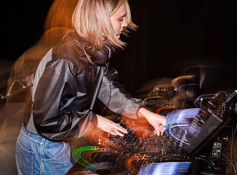 Új hangok a pult mögött: DJ workshop bontotta le a falakat