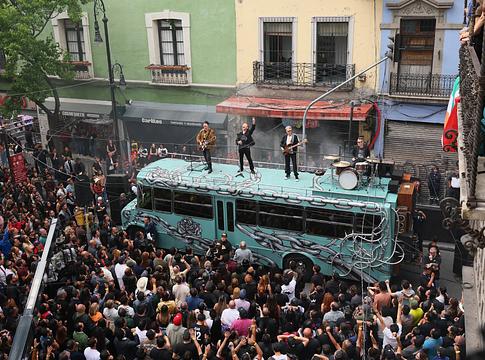 U2: busz tetejéről forgatták a Street Of Dreams klipjét Mexikóvárosban