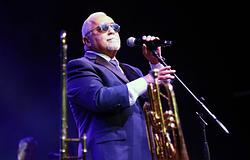 Bad Bunny tiszteletadása Willie Colón előtt