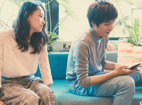 Nem minden jel árulás: mit jelent valójában a lefelé fordított telefon?