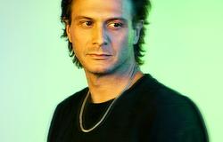 Alex Cecil új kislemeze: futurisztikus groove-ok a Bump Itben