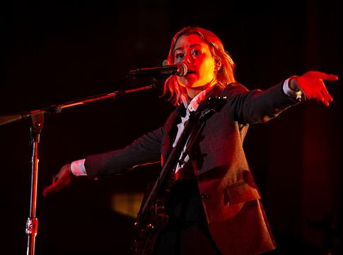 Phoebe Bridgers telefonmentes jótékonysági estje a Madison Square Gardenben, odaszólt az ICE-nak