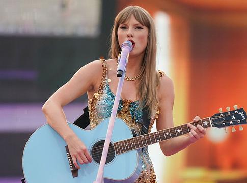 Négy új dallal bővíti Taylor Swift a Showgirl-korszakot