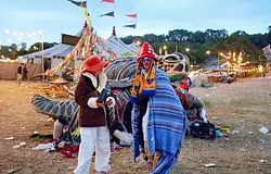 Fotókönyv a hajnali Glastonburyról: 4 és 8 óra között